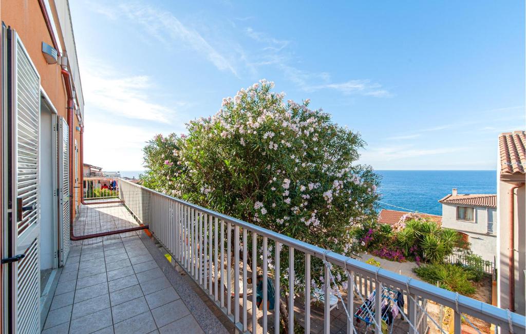 uma varanda com vista para o oceano em Stunning Apartment In Castelsardo With 2 Bedrooms em Castelsardo
