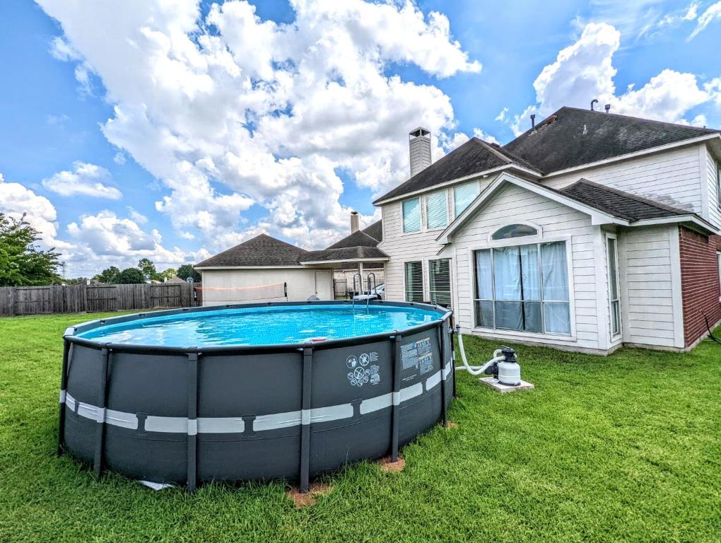 una piscina nel cortile di una casa di Pool Escape Games Wi-fi Bbq Yard Sleep 16 a Houston