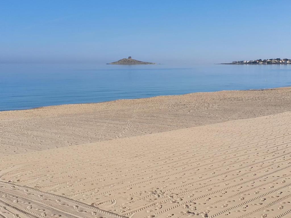 una playa de arena con el océano en el fondo en La Dependance delle Mimose en Isola delle Femmine