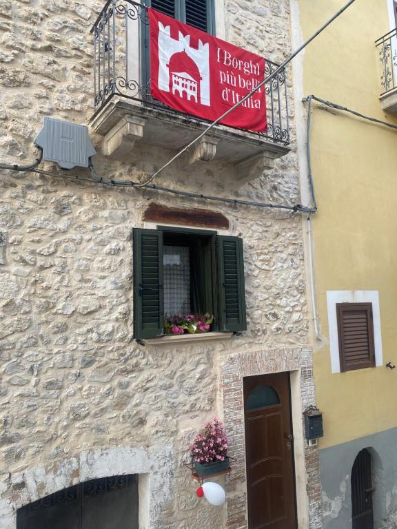 un edificio con una ventana y un cartel en él en La casetta della nonna en Caramanico Terme