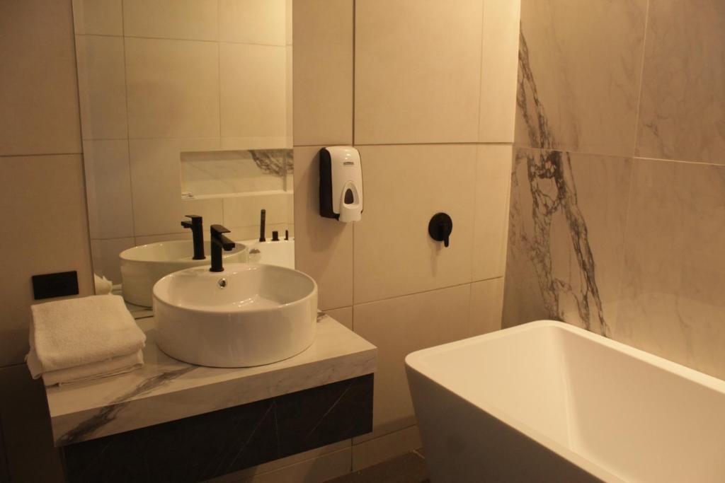 Koupelna v ubytování DC Suites Aeropuerto