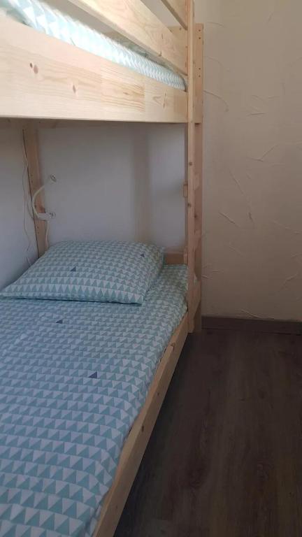 Łóżko lub łóżka w pokoju w obiekcie Superbe studio 5 min de la plage