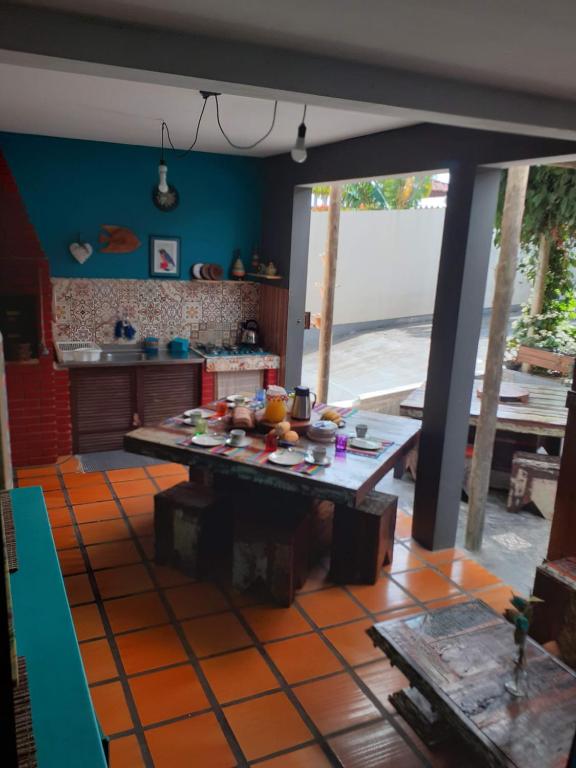 cocina con mesa en el centro de una habitación en Katsbarnea Hostel, en Florianópolis