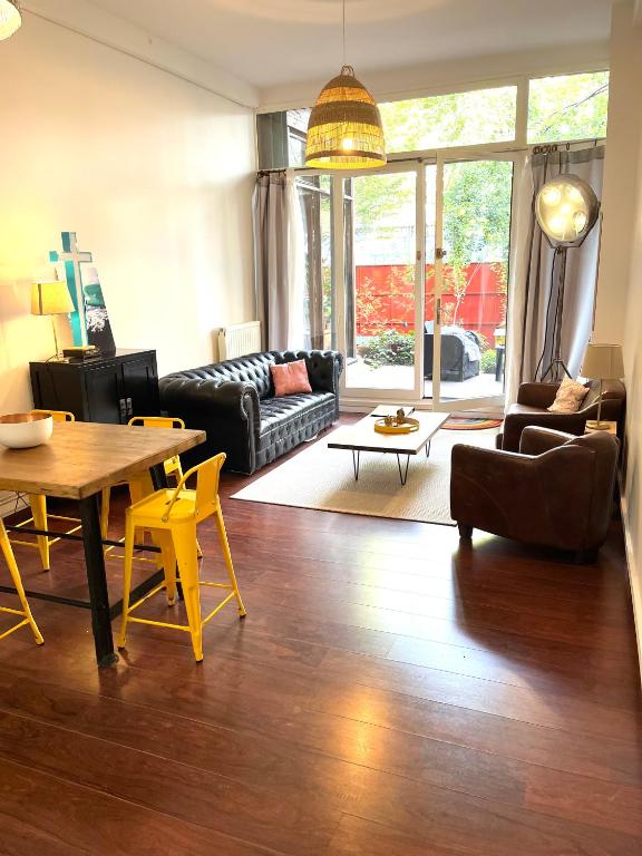 Posedenie v ubytovaní Ravissant loft avec parking souterrain gratuit sur place