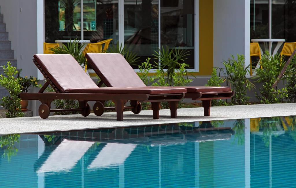 Bazén v ubytování Gypsy Sea View Resort- Phi Phi Island nebo v jeho okolí