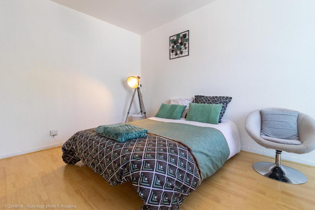 Posteľ alebo postele v izbe v ubytovaní ZenBNB - L'émeraude - Beautiful Studio Apartment - Near Tram Station for Geneva
