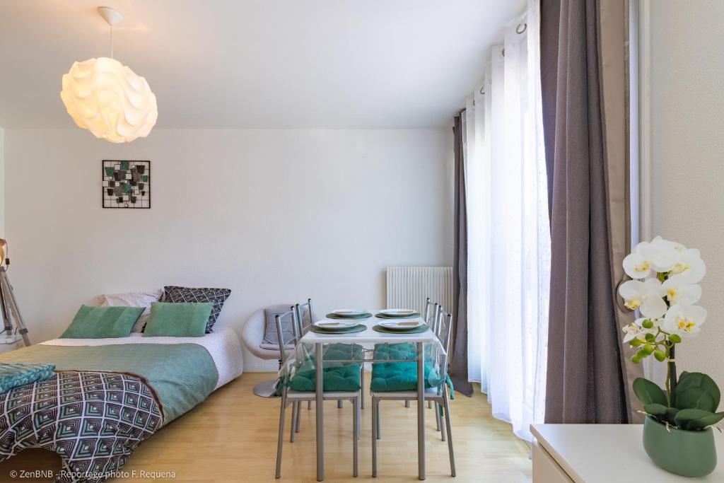 Posteľ alebo postele v izbe v ubytovaní ZenBNB - L'émeraude - Beautiful Studio Apartment - Near Tram Station for Geneva