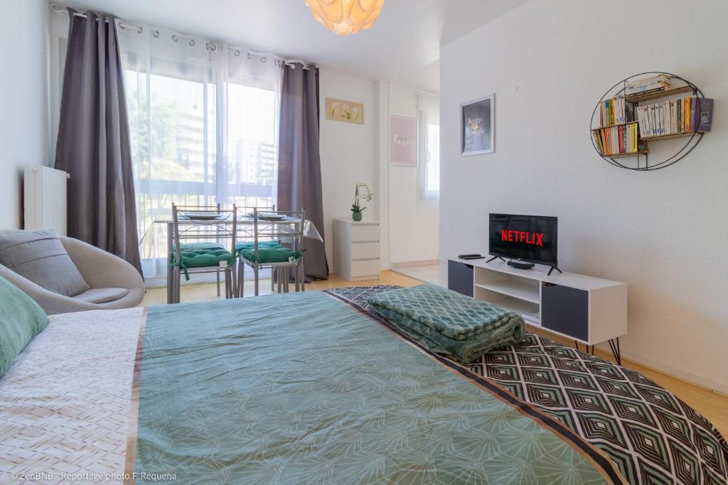 Televízia a/alebo spoločenská miestnosť v ubytovaní ZenBNB - L'émeraude - Beautiful Studio Apartment - Near Tram Station for Geneva
