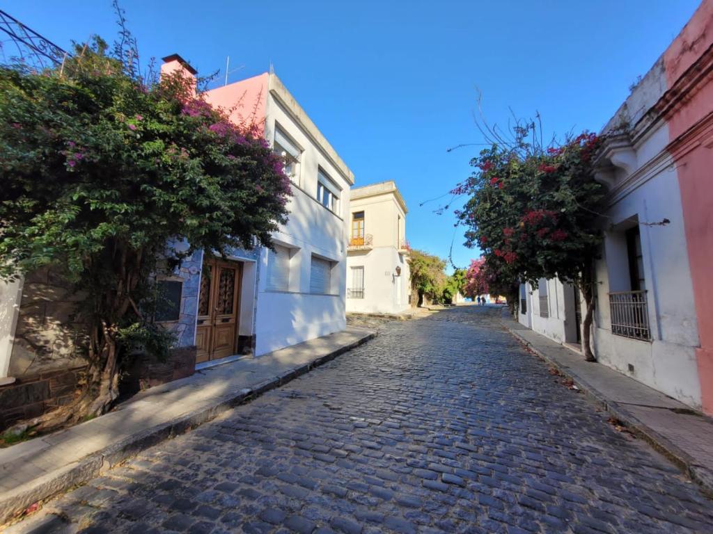 a cobblestone street in an old town at Mini casa en Barrio Historico in Colonia del Sacramento