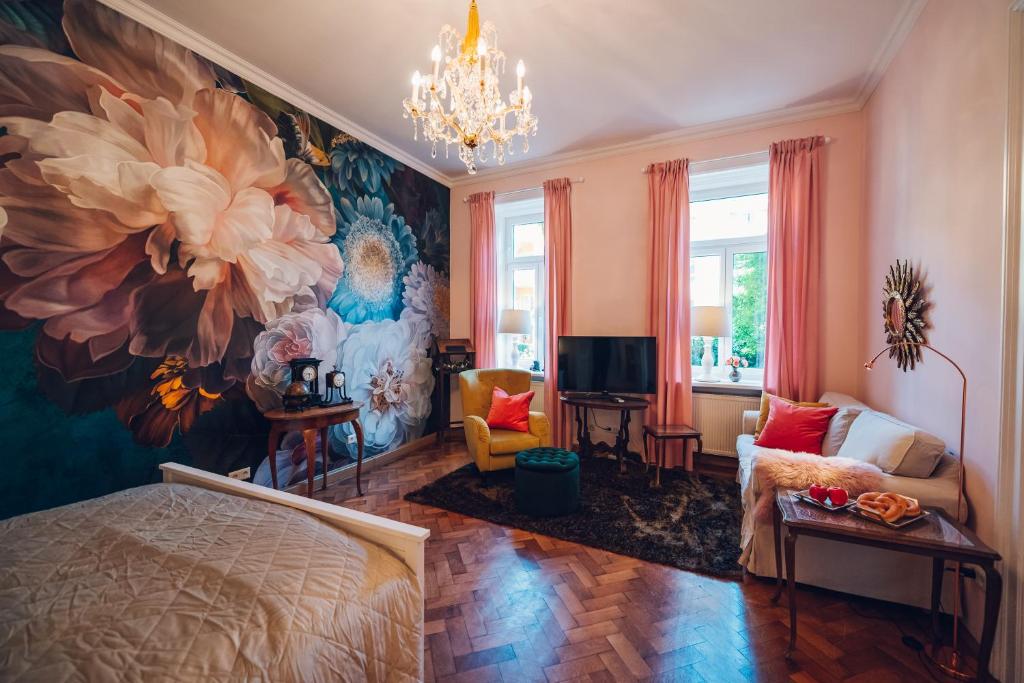 ウィーンにあるLeuhusen Boutique Apartments Vienna, Wienの大きな花の絵が壁に描かれたベッドルーム