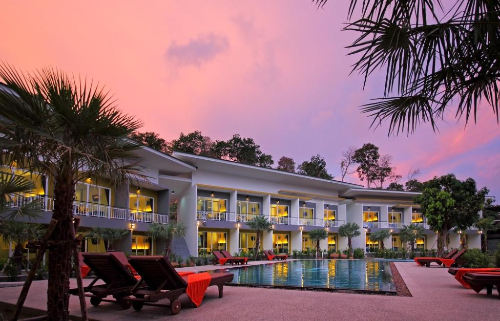 een uitzicht op het resort bij zonsondergang bij Gypsy Sea View Resort in Phi Phi Don