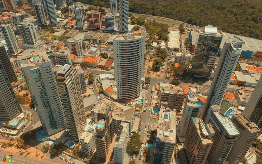 una vista aérea de una ciudad con edificios altos en Studio Portal dos Corais apartamento 1003, en Recife