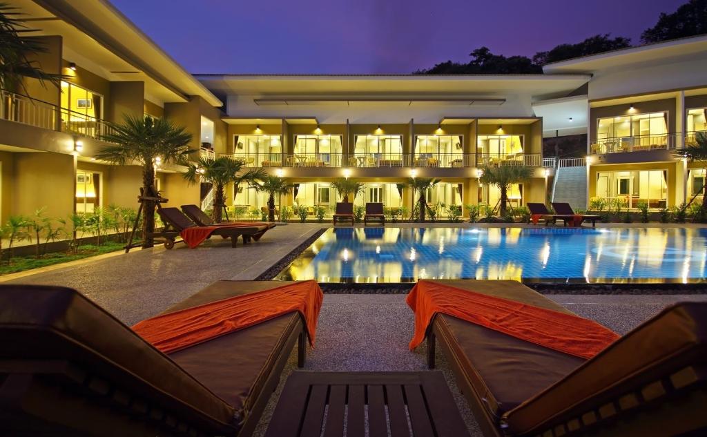 Bazén v ubytování Gypsy Sea View Resort- Phi Phi Island nebo v jeho okolí