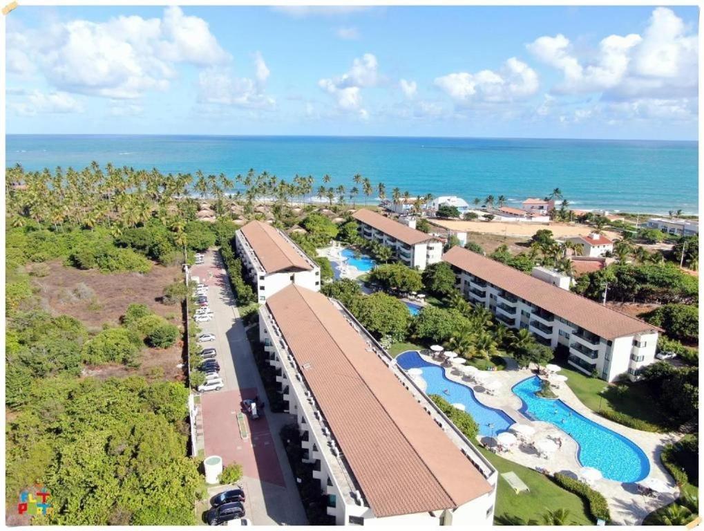 einen Luftblick auf ein Resort mit einem Pool in der Unterkunft Apartamento Beira mar Praia dos Caneiros in Tamandaré