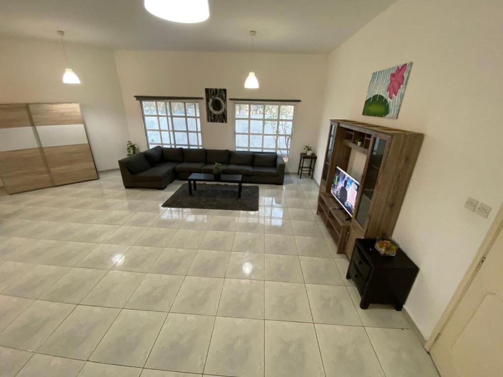 TV a/nebo společenská místnost v ubytování Comfortable Private Rooms in Compound Housing