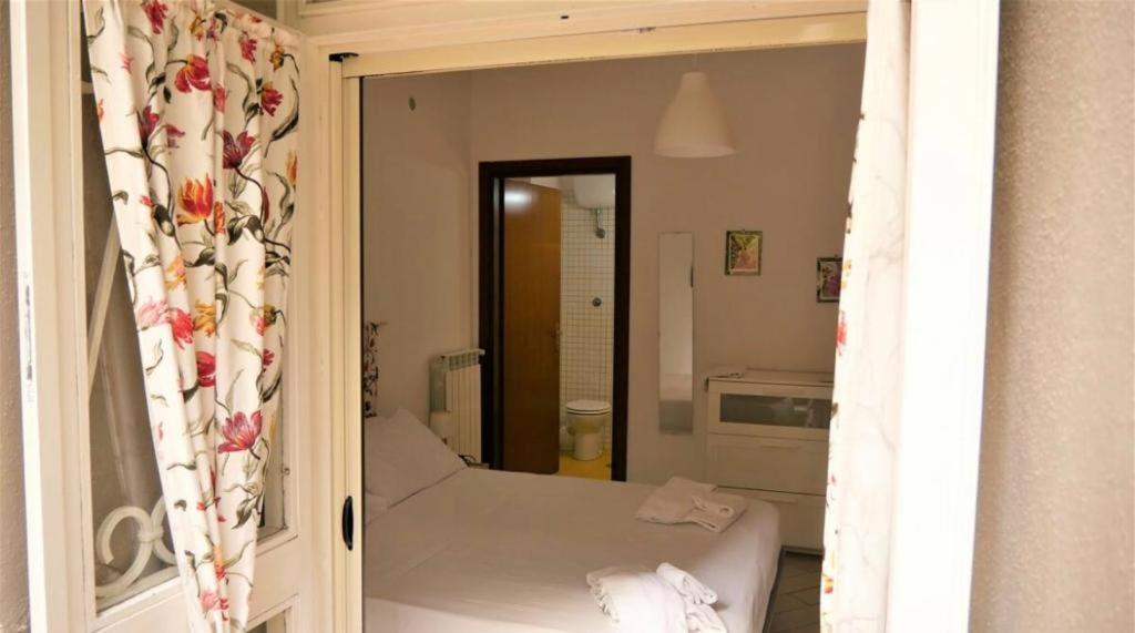 A bathroom at House with garden and parking space in Mergellina