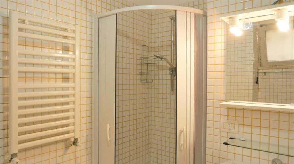 A bathroom at House with garden and parking space in Mergellina