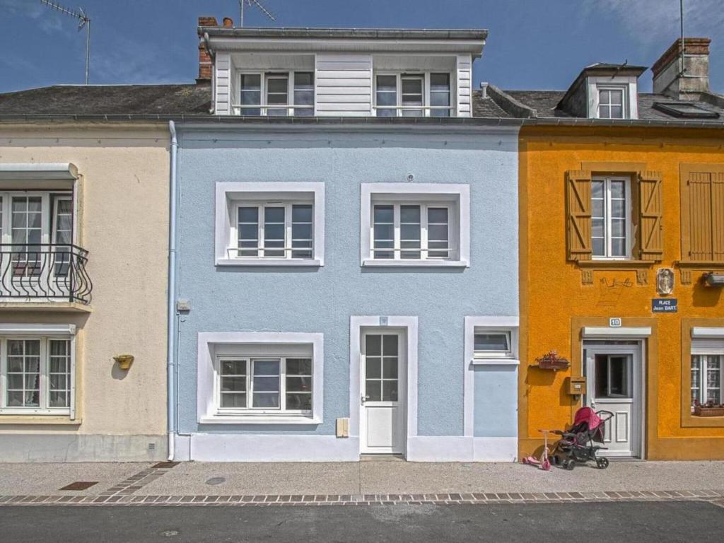una casa blu con finestre bianche su una strada di Holiday Home in the heart of Calvados with Terrace a Isigny-sur-Mer