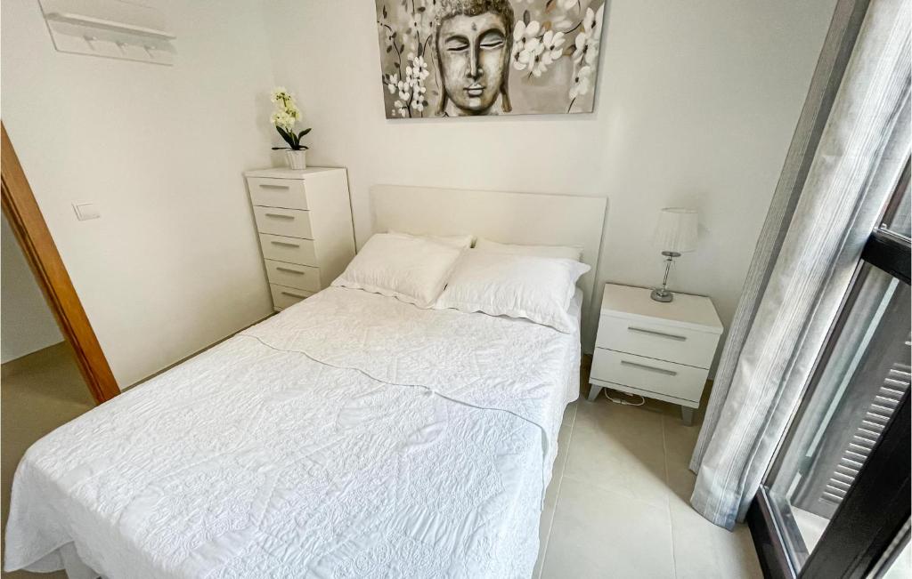 A bed or beds in a room at Cozy Apartment In Estepona With Wifi