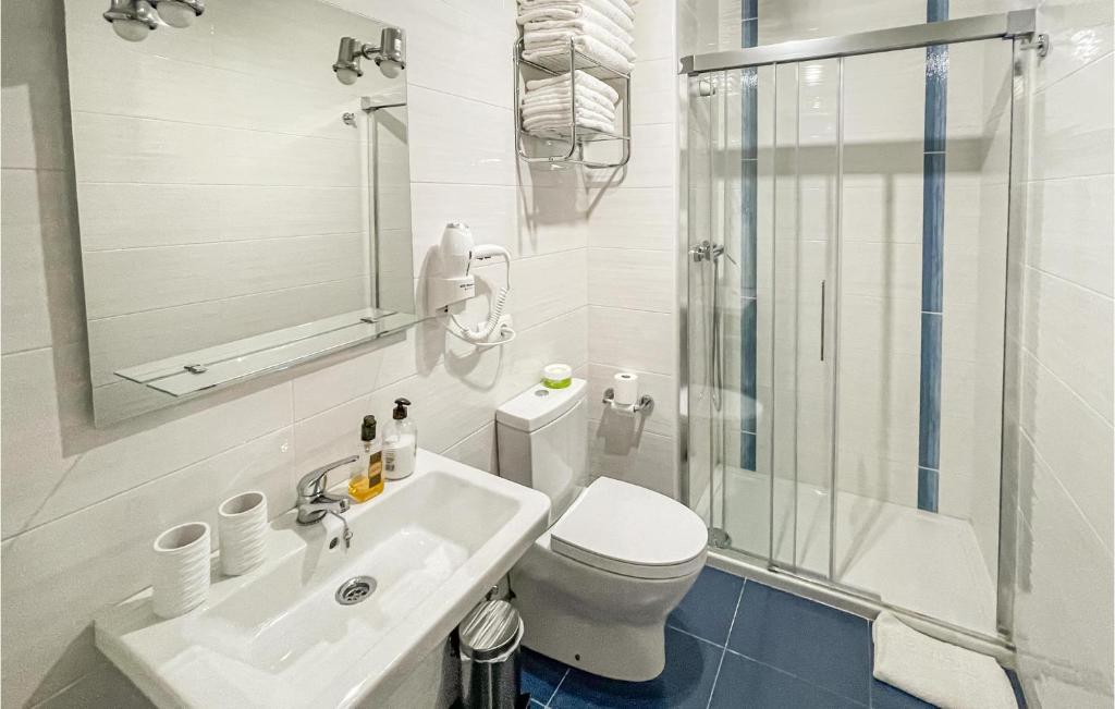 A bathroom at Cozy Apartment In Estepona With Wifi