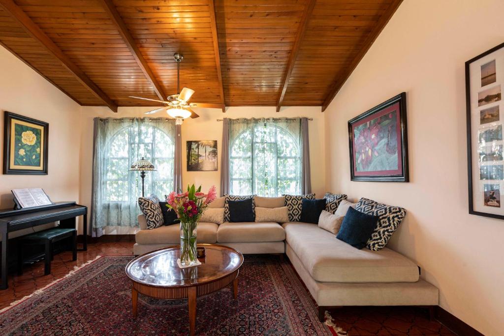 a living room with a couch and a table and a piano at XIN Bed&Breakfast in San José