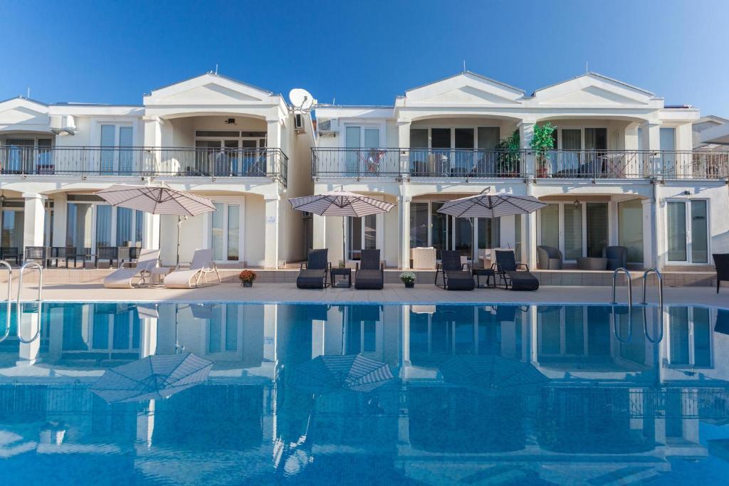 Bazén v ubytování Spa Resort Bečići nebo v jeho okolí
