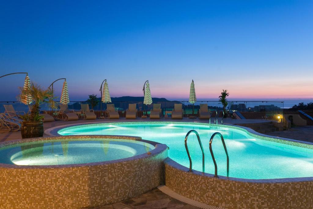 Bazén v ubytování Spa Resort Bečići nebo v jeho okolí