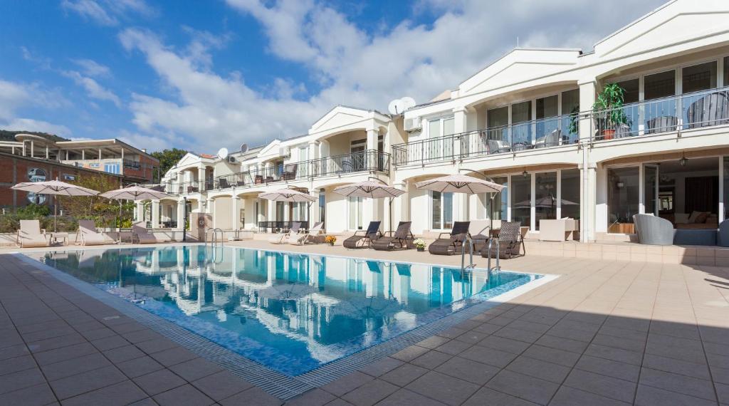 Bazén v ubytování Spa Resort Bečići nebo v jeho okolí