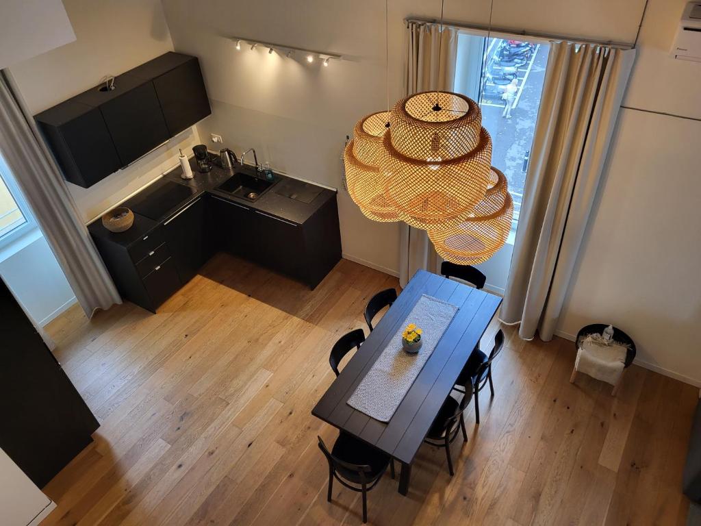 una vista aérea de una cocina con mesa y sillas en Suite 38, en Bérgamo