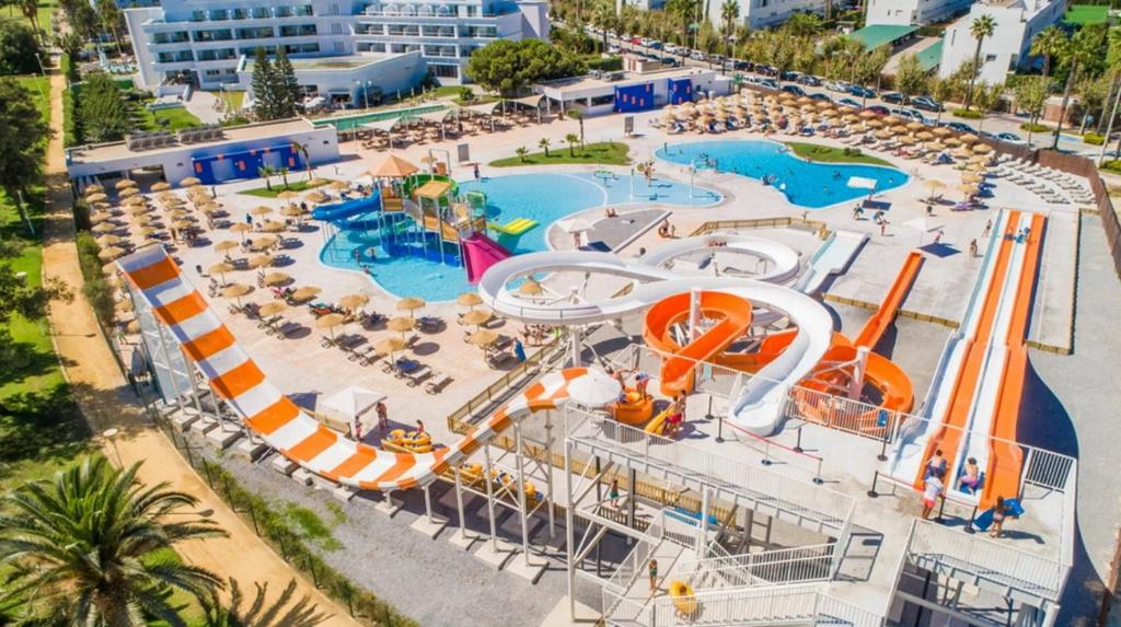 Bazén v ubytovaní Ático en Costa Ballena con Barbacoa, Aire Acondicionado y WIFI alebo v jeho blízkosti