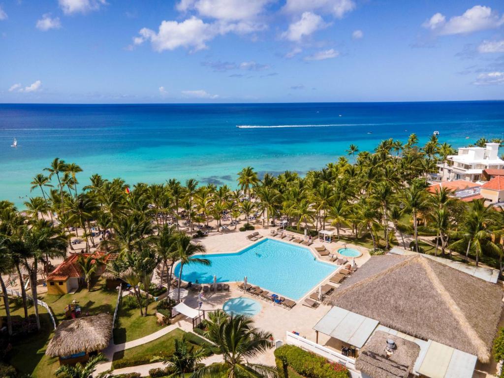 een luchtzicht op een resort met een zwembad en de oceaan bij Viva Dominicus Palace by Wyndham, A Trademark All Inclusive in Bayahibe
