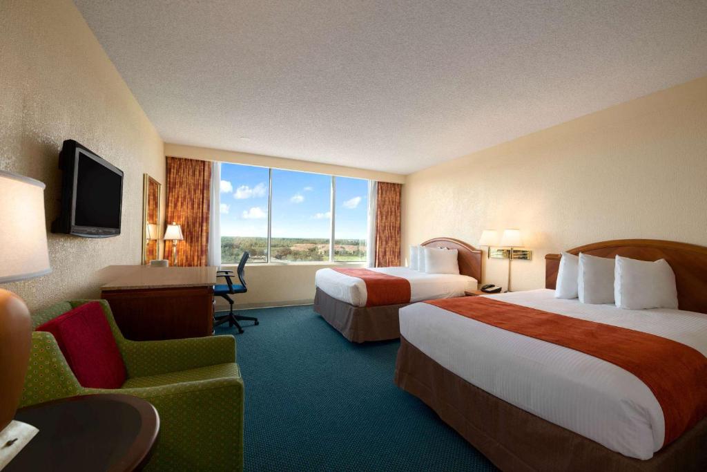 Postel nebo postele na pokoji v ubytování Ramada by Wyndham Kissimmee Gateway - Free Theme Park Shuttle