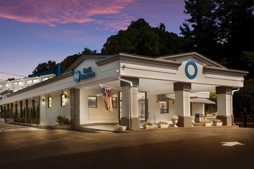 uma bomba de gasolina com bandeira americana em Best Western Asheville-Blue Ridge Parkway em Asheville