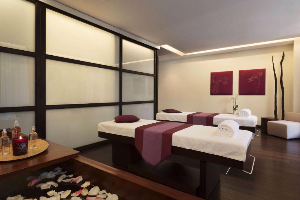 Postel nebo postele na pokoji v ubytování Hotel Dolce La Hulpe Brussels