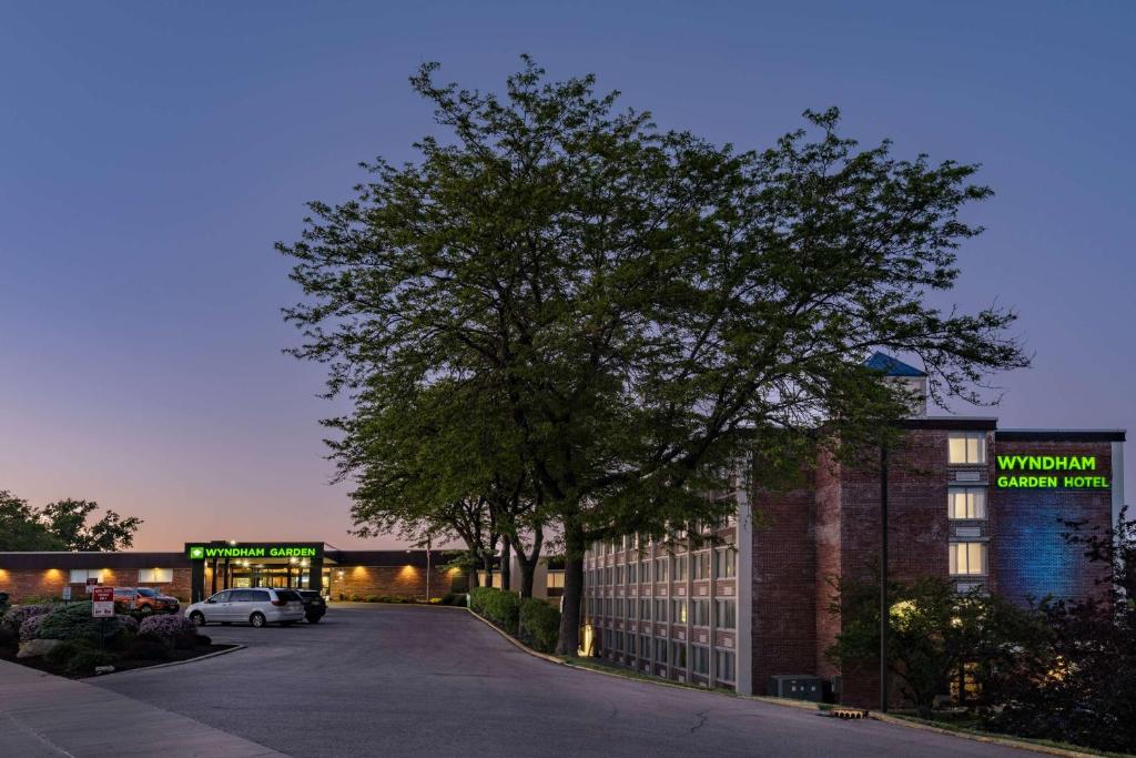 un estacionamiento frente a un edificio con un árbol en Wyndham Garden Kenosha Harborside en Kenosha