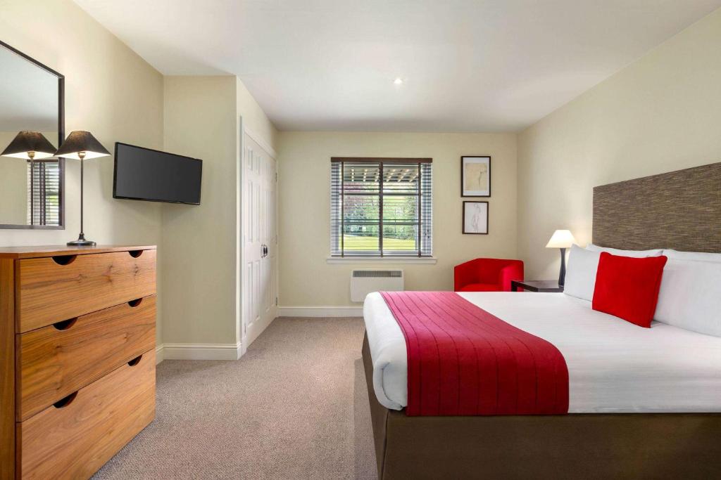 Wyndham Duchally Country Estate - Accessible One Bedroom Lodge With Balcony