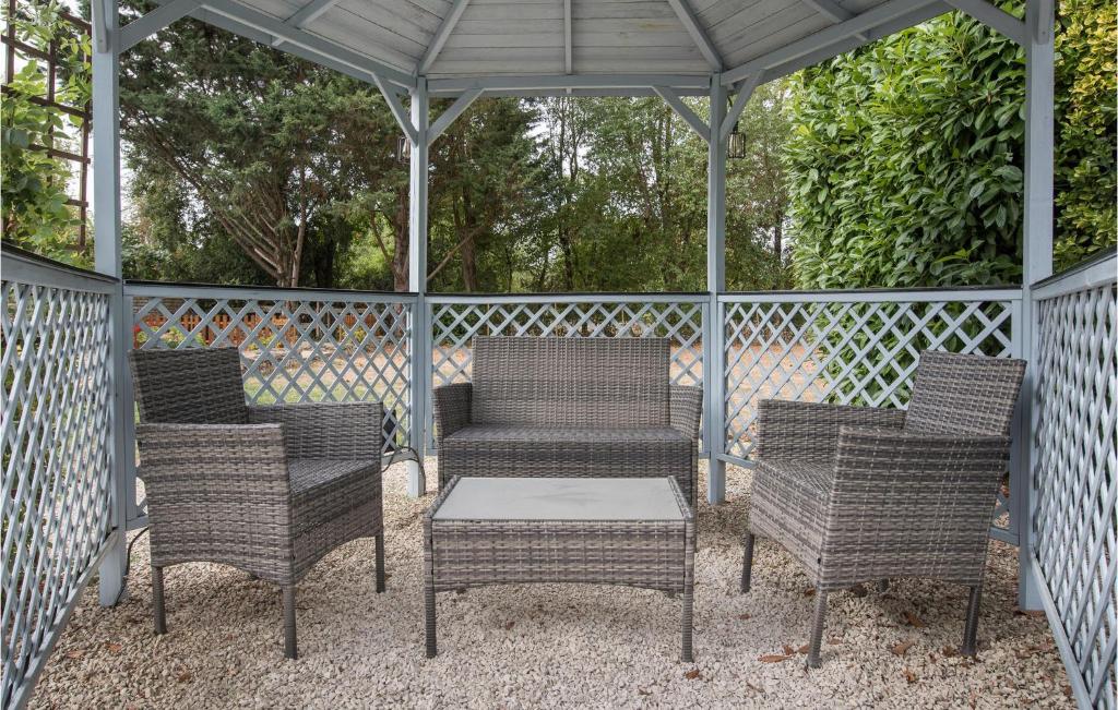 - un groupe de chaises et une table sous un kiosque dans l'établissement Lavender, à Nanclars