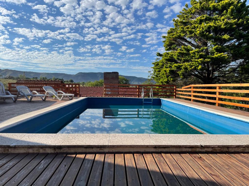 una piscina en una terraza con una terraza de madera en Casa El Descanso en San Antonio de Arredondo