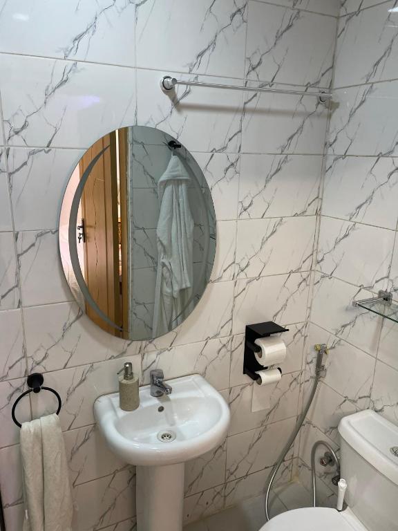 Koupelna v ubytování Morak Homes - Luxury 4 bed home with PS5, 24hrs electricity, Super fast Wifi, Snooker, Games room - in a secured estate