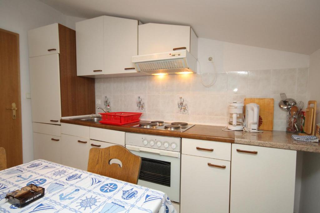 Kuchyň nebo kuchyňský kout v ubytování Apartment Novigrad 7037b