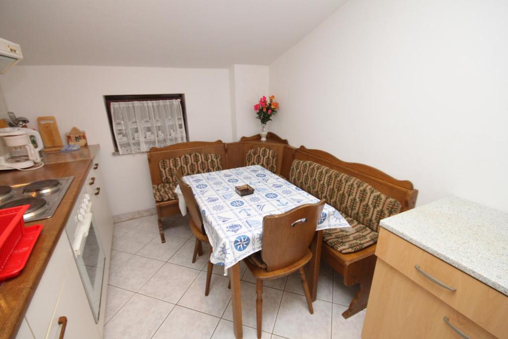 Kuchyň nebo kuchyňský kout v ubytování Apartment Novigrad 7037b
