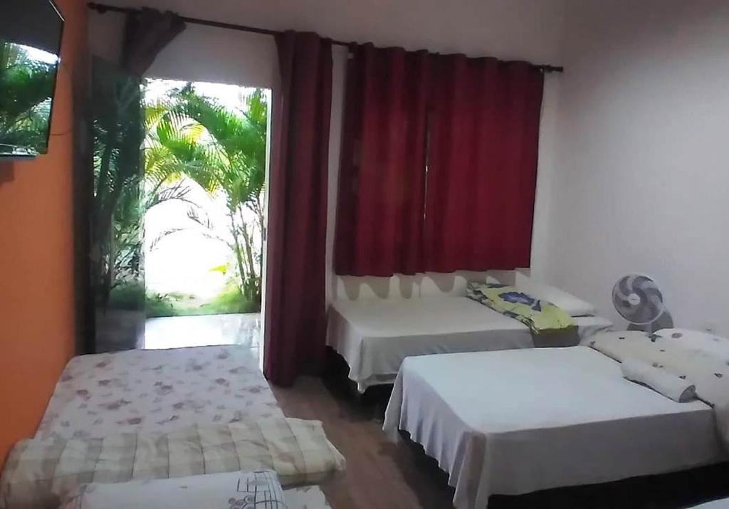um quarto com 2 camas e uma janela em Pousada & Restaurante do Vaninho em Januária