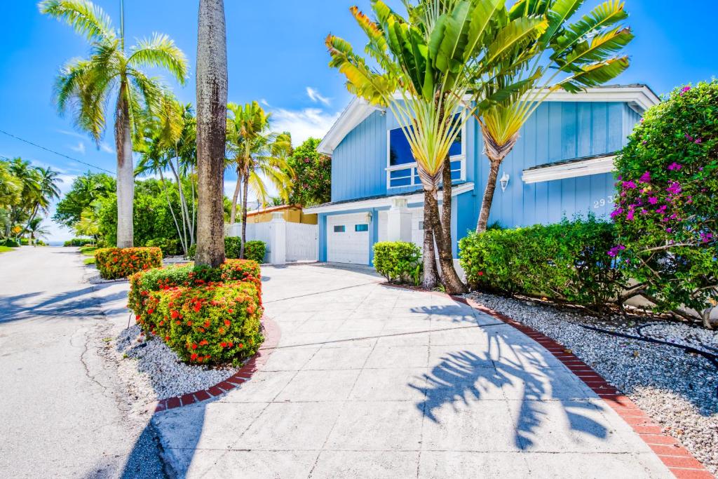 een villa met palmbomen en een oprit bij Sensational Seaside Home in Fort Lauderdale