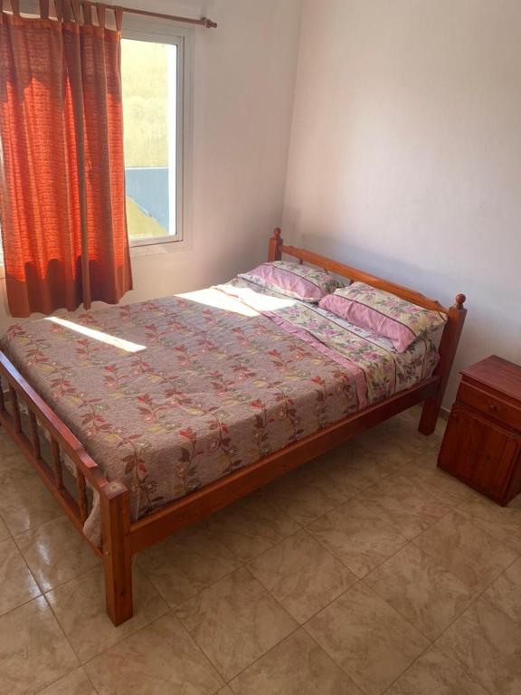 Cama o camas de una habitación en el Departamento Villa Carlos Paz con cochera, aire y WIFI en zona céntrica
