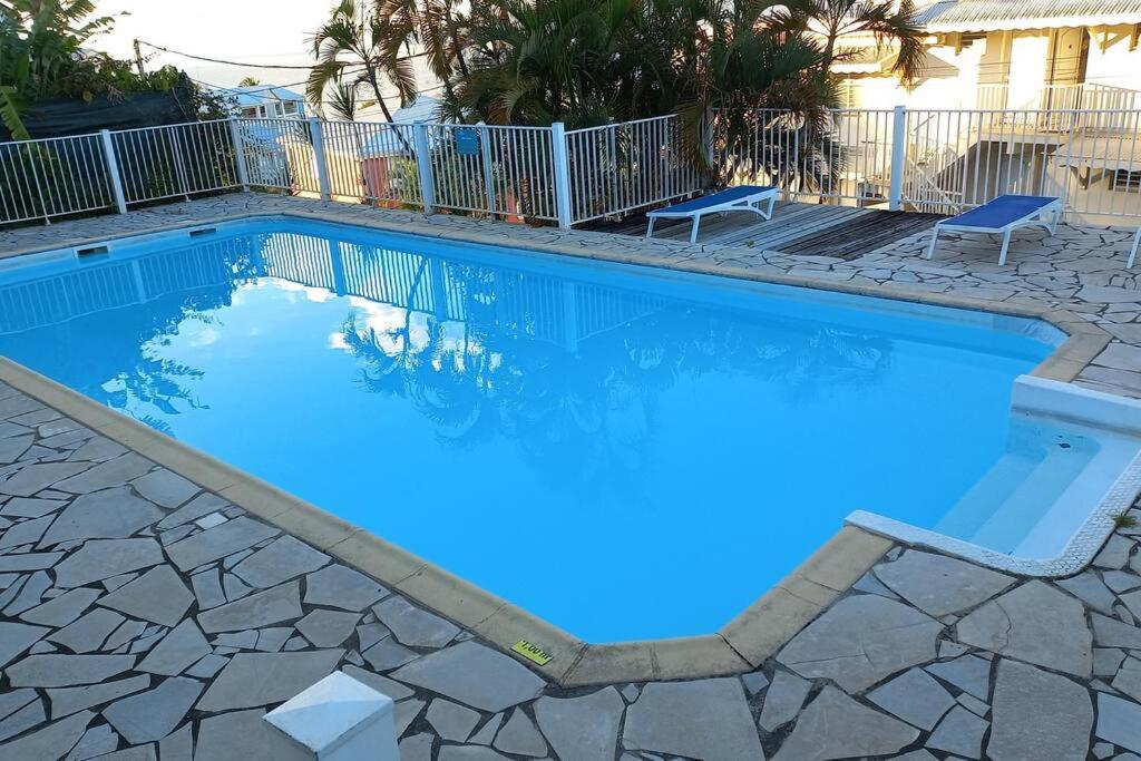 Bazén v ubytování Appartement avec piscine proche de la mer nebo v jeho okolí