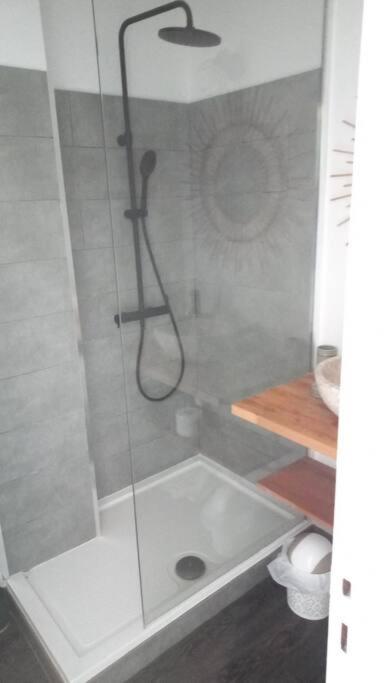 Koupelna v ubytování Appartement avec piscine proche de la mer