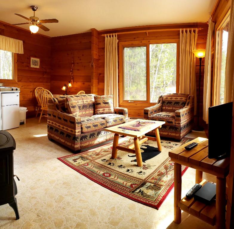 Posezení v ubytování Mica Mountain Lodge & Log Cabins
