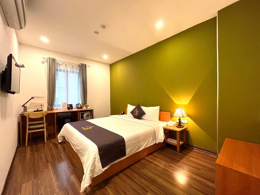 En eller flere senge i et værelse på Hotel Azumaya Linh Lang