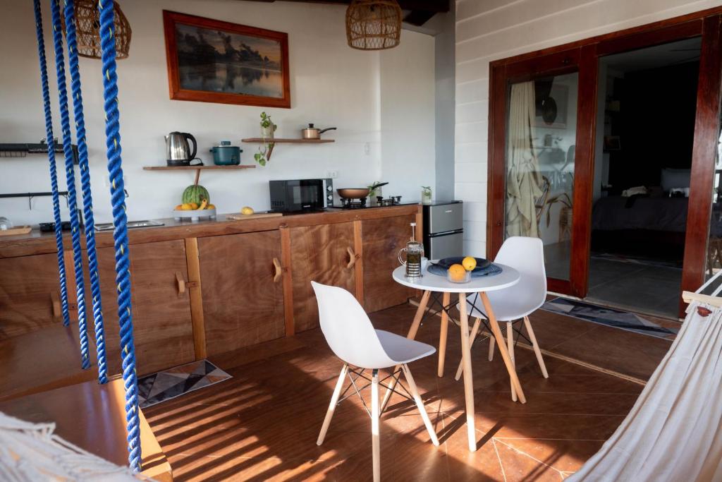 cocina con mesa y sillas en una habitación en Happiness Beach Resort Siargao, en General Luna