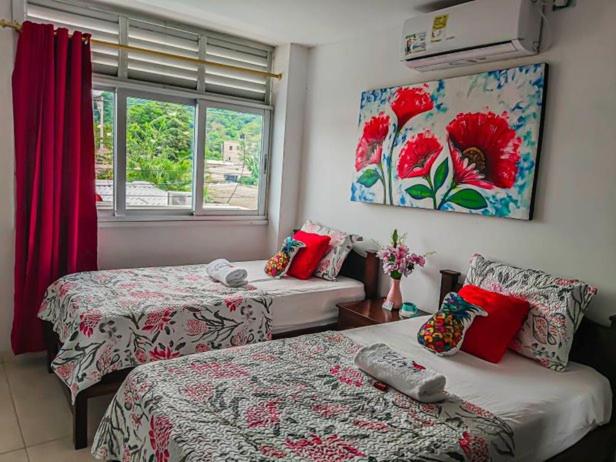 Pokój z 2 łóżkami i oknem w obiekcie Hotel Flor Gloria w mieście Palomino